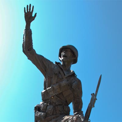 Følg mig - statur foran Fort Benning i USA