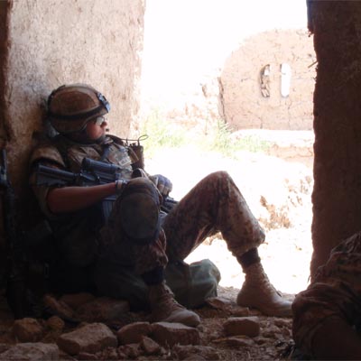 En soldat holder pause under et angreb i Afghanistan i juli 2009. Han været udsat for stress og på egen krop oplevet reaktionerne.